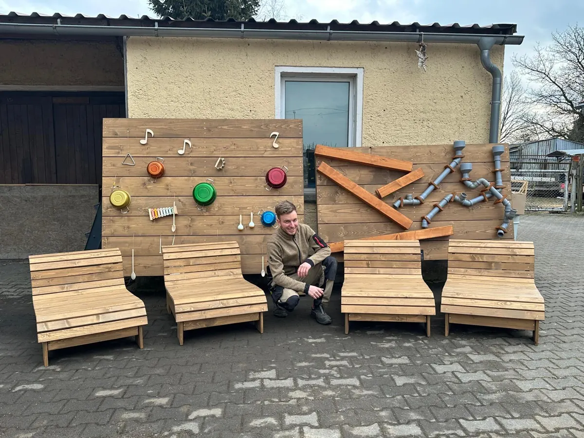 Hannes Riedel bei der Arbeit im Holz- und Metallhandwerk – sein zweites Standbein neben H-Air-Filme