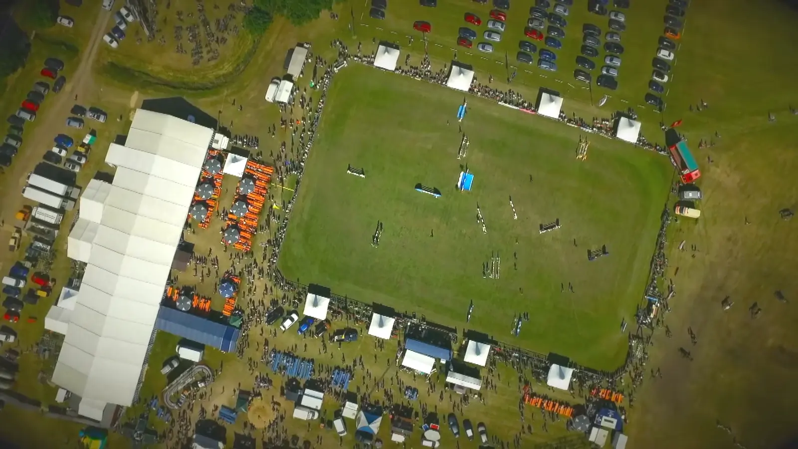 Pfingstfest Horka 2024 senkrecht von oben: Reitplatz, Festzelt und Parkflächen